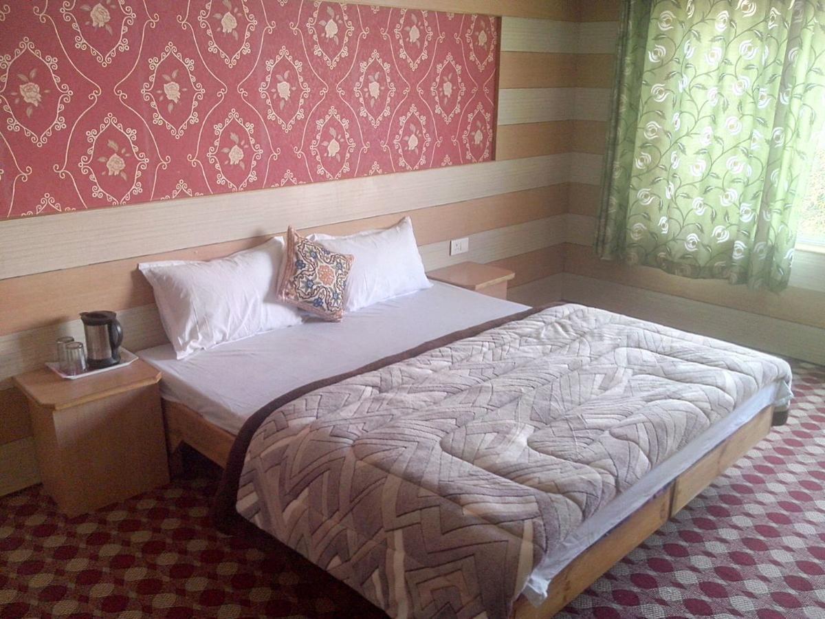 Royal Star Inn Srinagar  Bagian luar foto