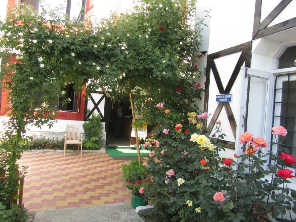 Royal Star Inn Srinagar  Bagian luar foto