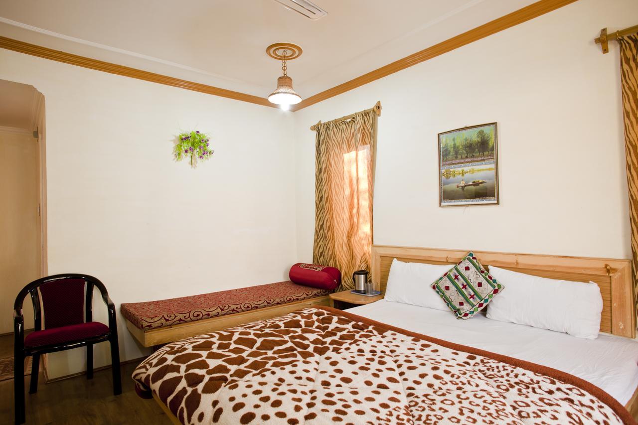 Royal Star Inn Srinagar  Bagian luar foto
